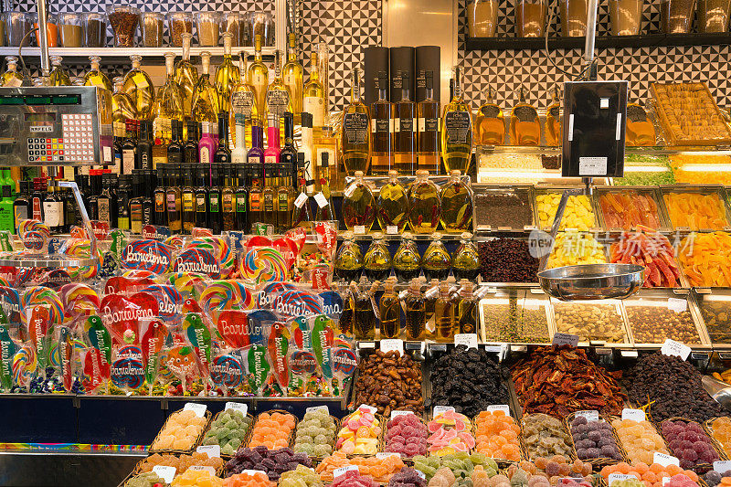 在巴塞罗那著名的La Boqueria市场销售不同的糖果，干果，油和其他产品。